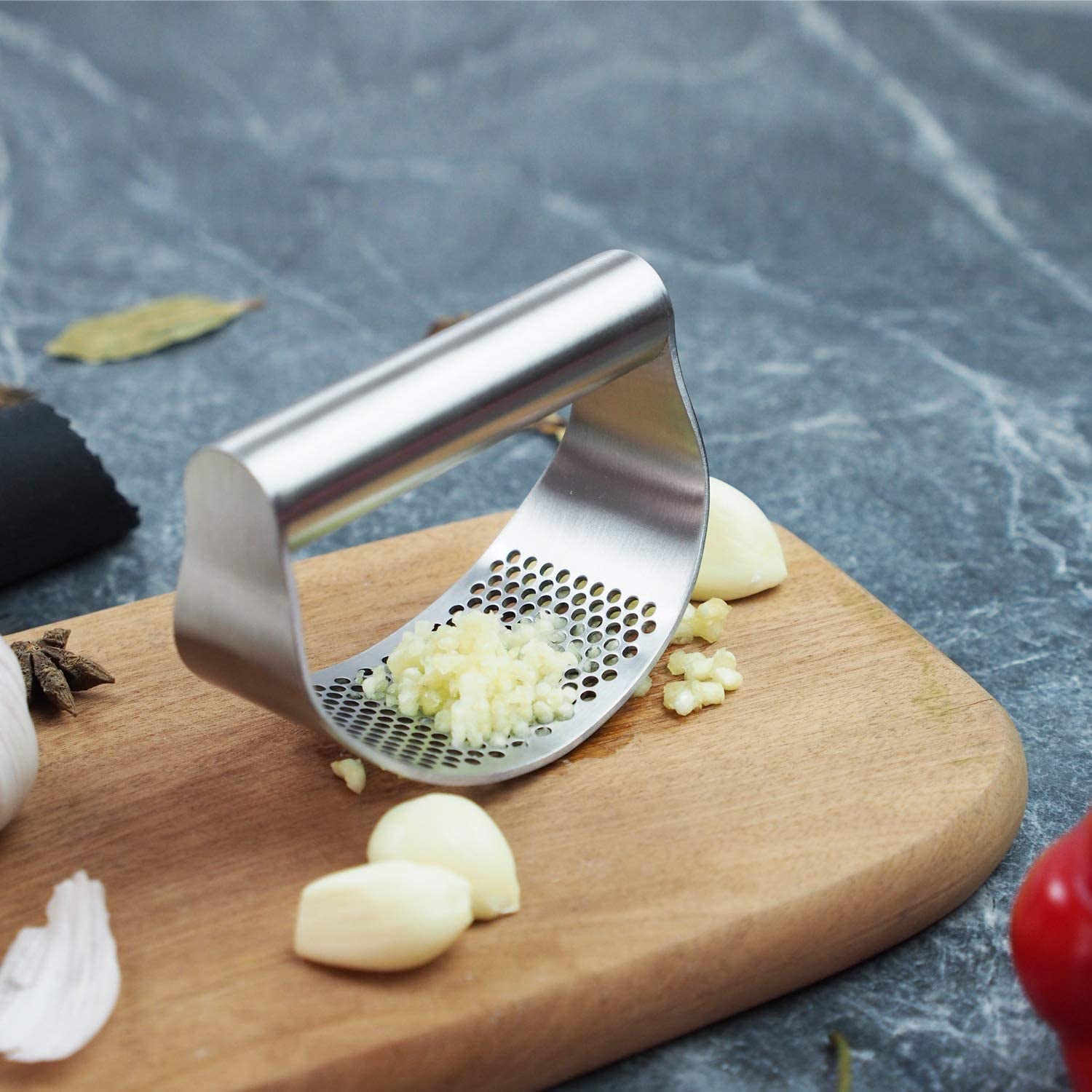 Premium Stainless Steel Garlic Press Rocker - Effortless Mincing with Ergonomic Handle & Peeler Included!