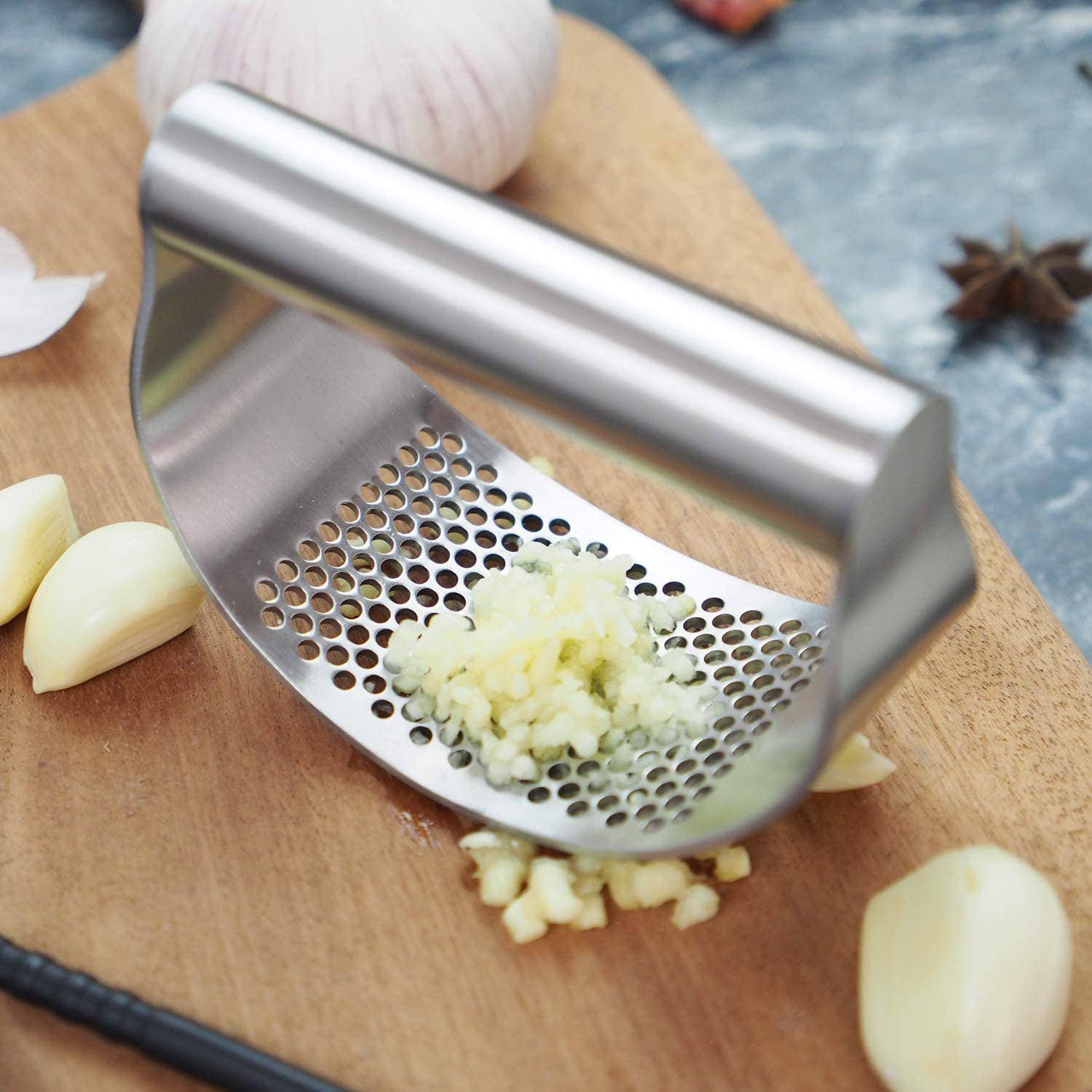 Premium Stainless Steel Garlic Press Rocker - Effortless Mincing with Ergonomic Handle & Peeler Included!